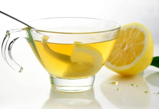 Por qué es bueno beber agua tibia con limón en ayunas