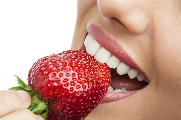 8 Alimentos que ayudan a blanquear y cuidar los dientes