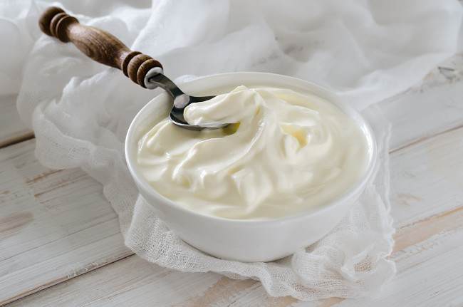 Cómo aprovechar las bondades del yogur para una piel y cabello sanos
