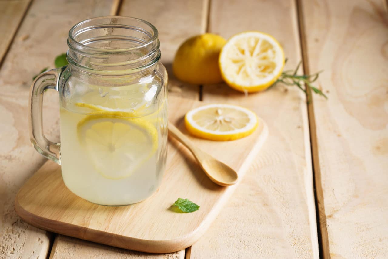 Descubre por qué deberías beber un vaso de agua tibia con limón en ayunas