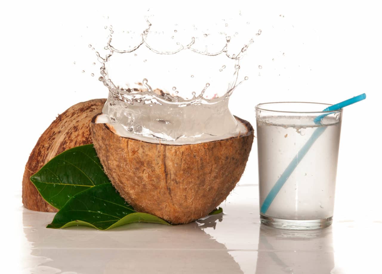 6 Beneficios del agua de coco que seguramente no conocías