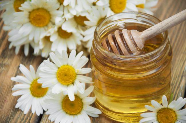 Tratamientos naturales con manzanilla y miel para atenuar las cicatrices