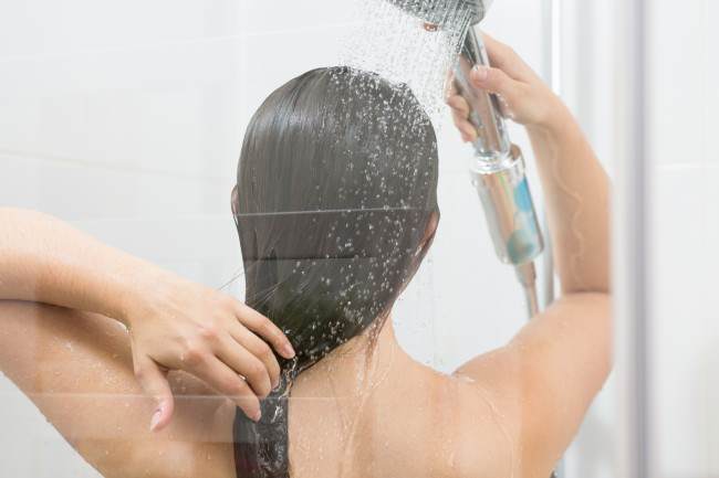 Qué es más saludable para el cabello el agua fría o caliente Descubre la respuesta