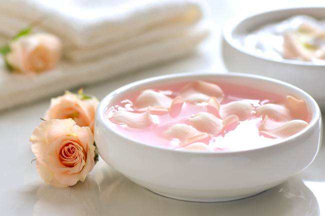 6 interesantes formas de utilizar agua de rosas en tu rutina de belleza
