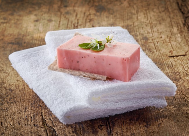 Cómo preparar un jabón de rosa mosqueta y aloe vera para nutrir la piel