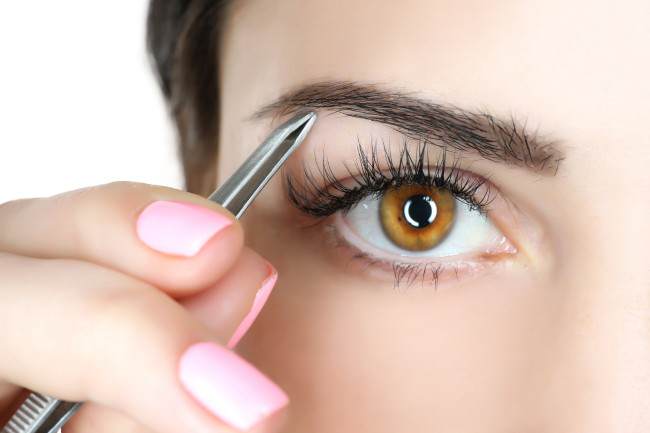 Dale vida a tu rostro con estas 5 maneras para tratar tus cejas