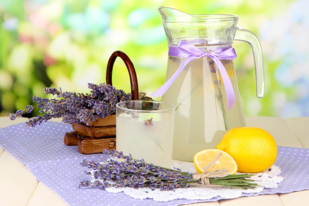 Elimina el estrés y combate los dolores de cabeza con esta deliciosa limonada con lavanda