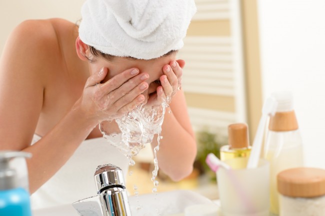 4 cosas que no debes hacer al lavar tu rostro