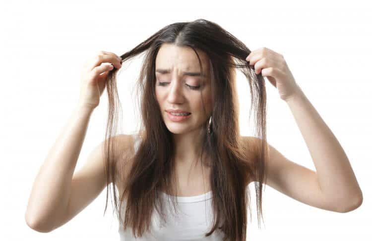 Cómo engrosar el cabello fino usando un ingrediente natural
