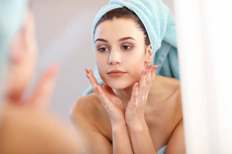 Cómo hacer una limpieza facial profunda y natural en casa
