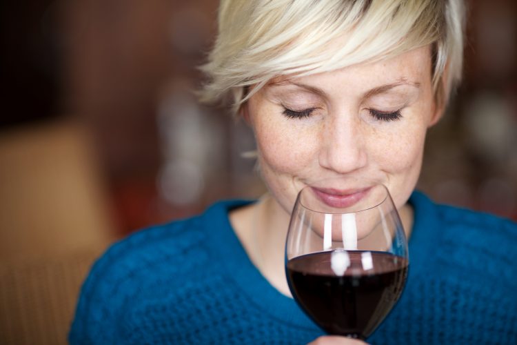7 beneficios obtenidos al beber vino tinto